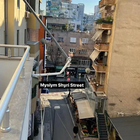 Balkon Bliss - Modern 1-br In Central Apartment Tirana